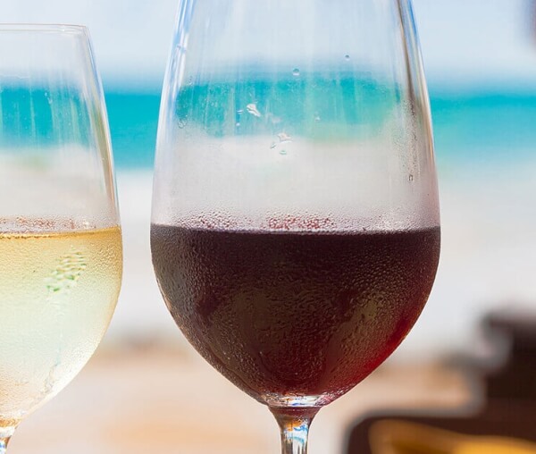 Vin rouge frais sur la plage
